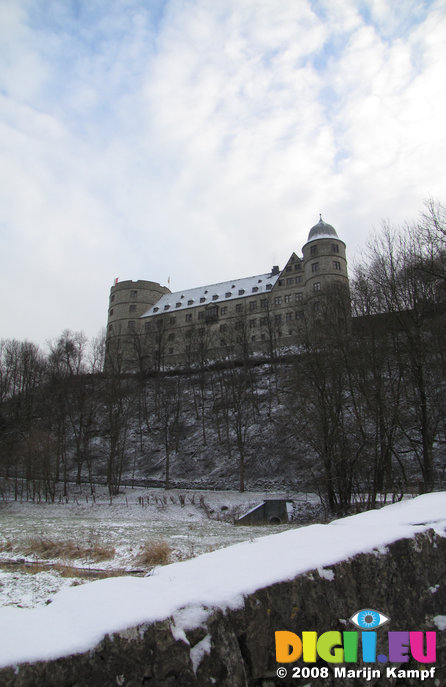 SX02106-02107 Snowy Wewelsburg Castle from bridge over Alme river